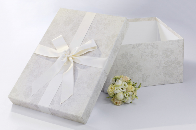Die BrautkleidboxSilver Flowers wird mit einer passenden weißen Satinschleife komplettiert.